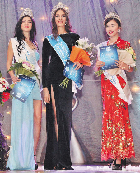  长沙妹子杨雅婷(右一)与2013世界城市旅游小姐冠军、季军在一起