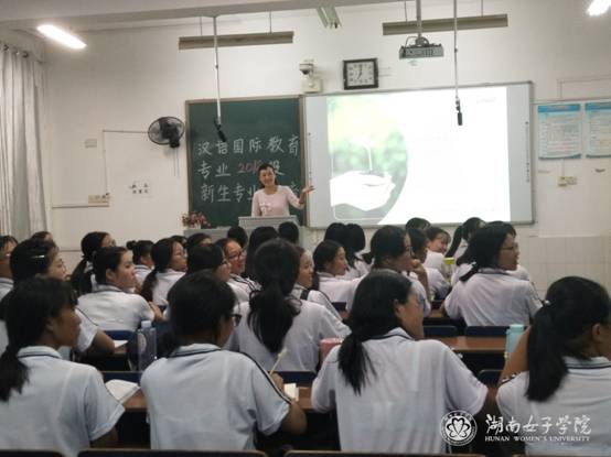 教研室主任王佳毅老师介绍到场教师.jpg