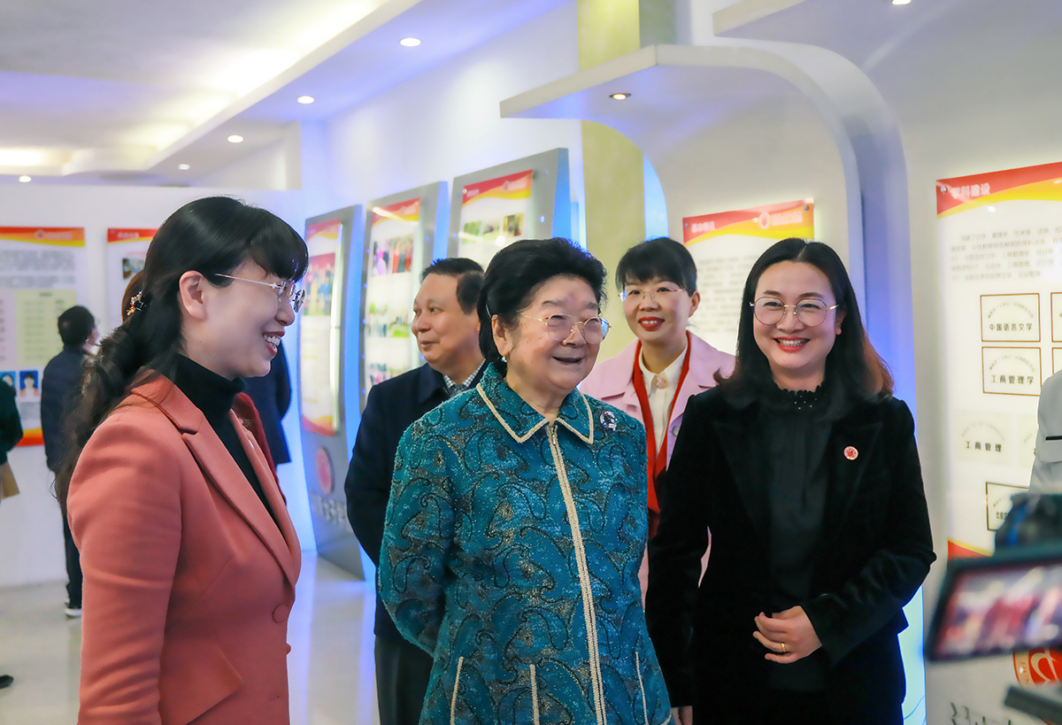 顾秀莲来我校视察