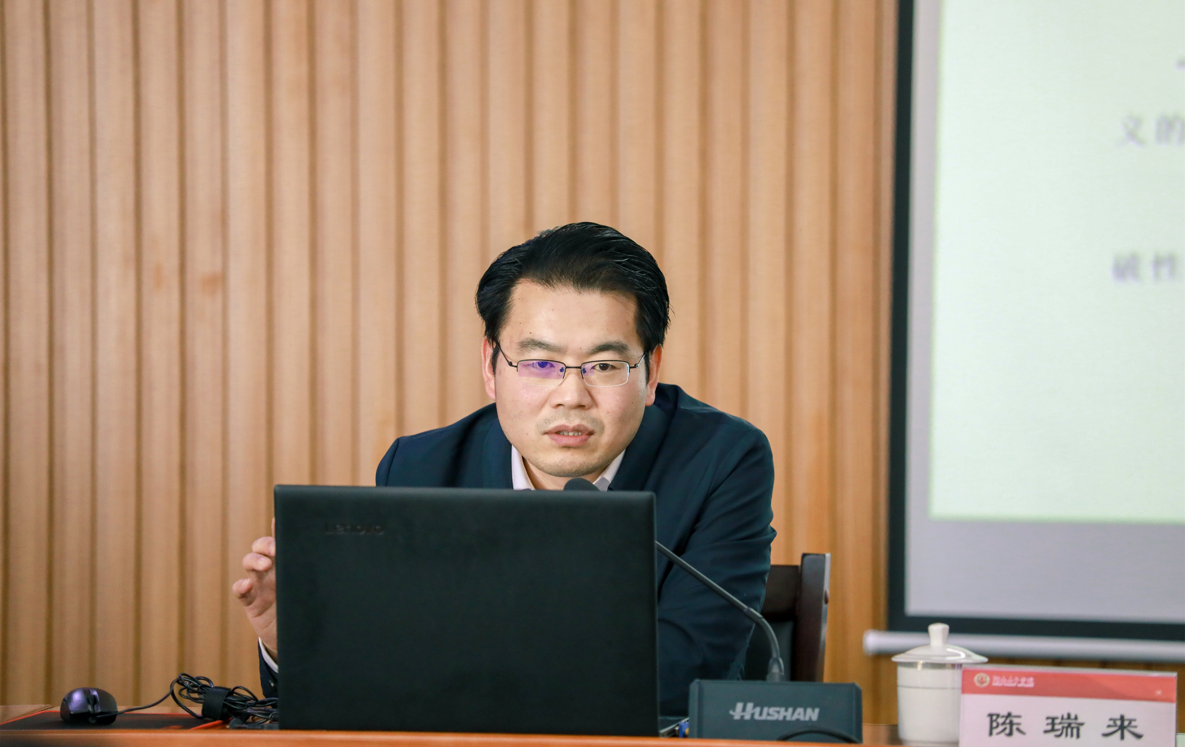 4月26日下午，学校邀请省委宣传部理论处处长陈瑞来作专题辅导报告