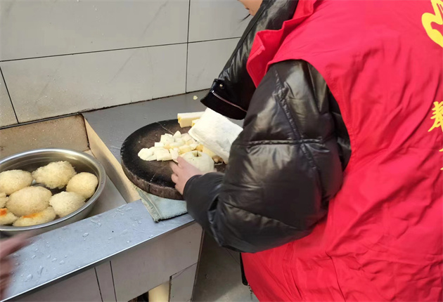 暖冬送温情，聚爱养老院——朝与暮志愿团队慰问红星幸福时光养老院
