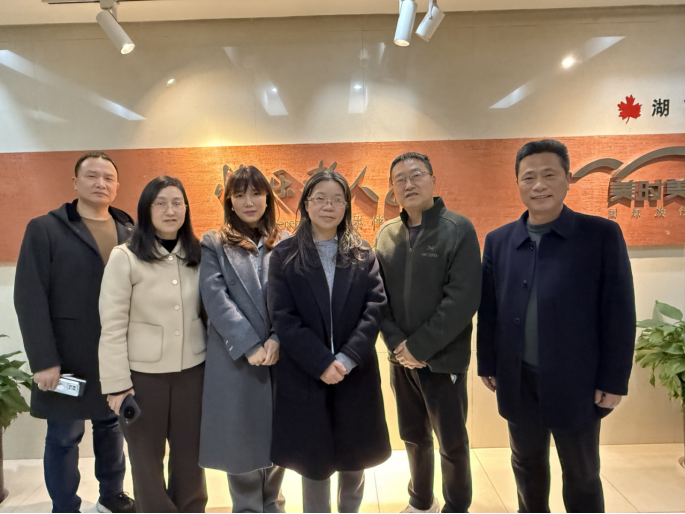 校党委委员、副校长李凯辉率队赴快乐老人报社交流调研