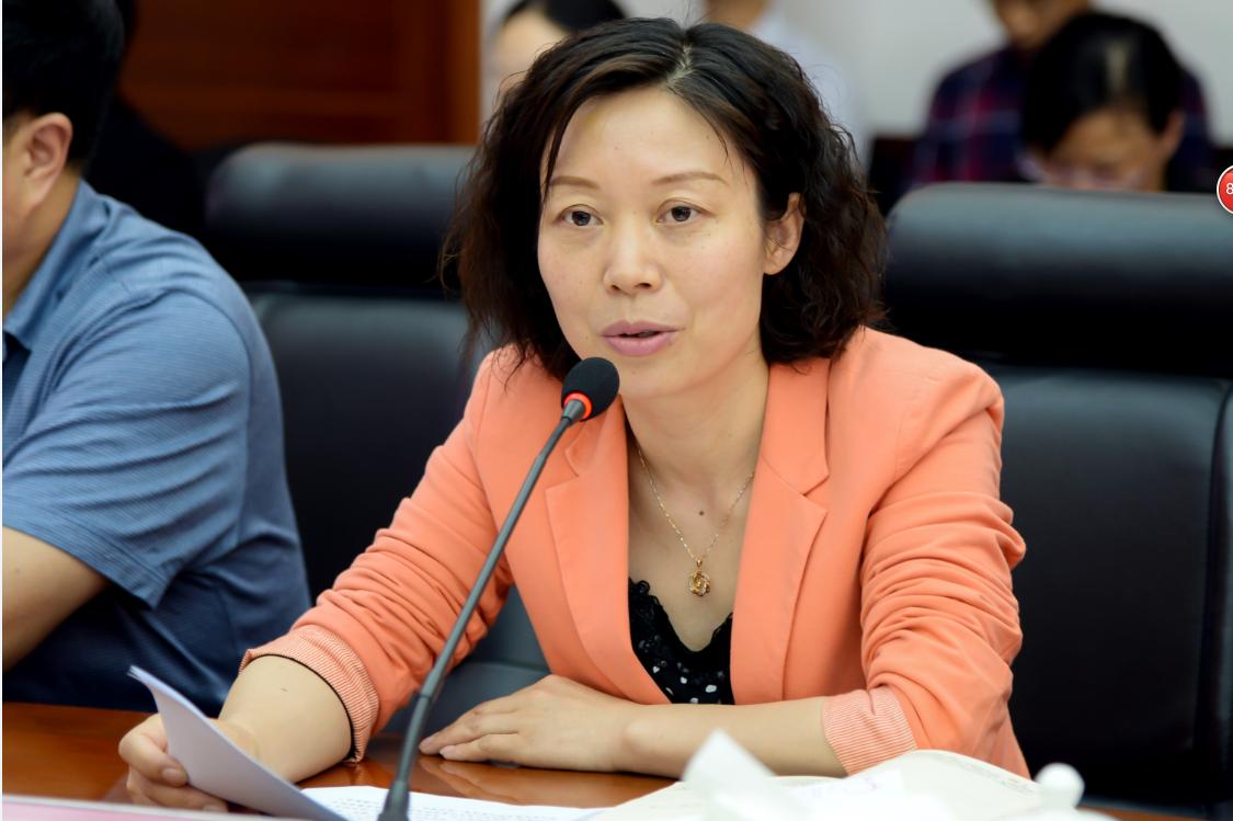 汇报会进入第二阶段,陈小明主持会议.