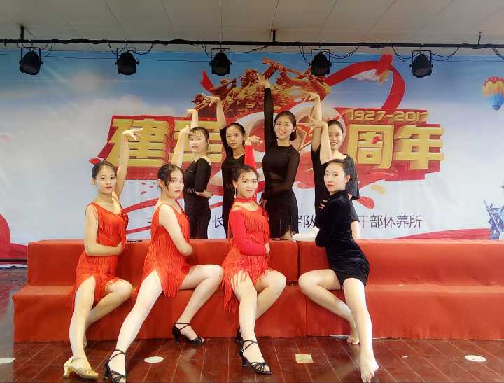 尚舞协会志愿者留影.jpg