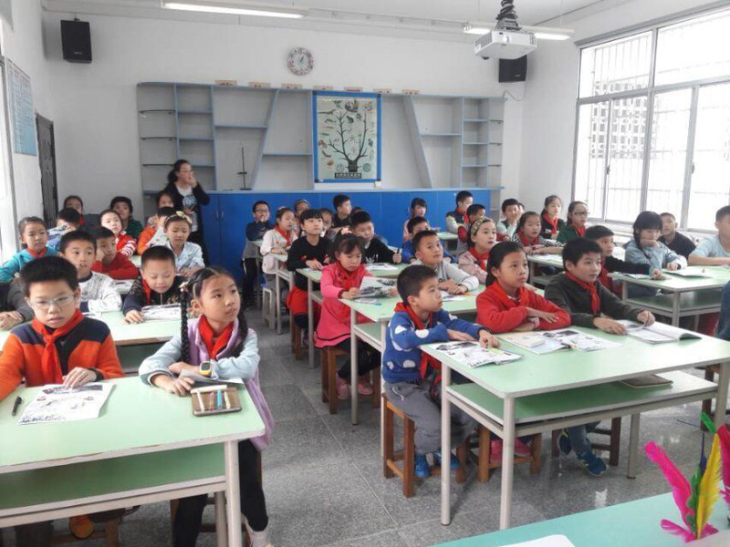 认真的同学们.jpg