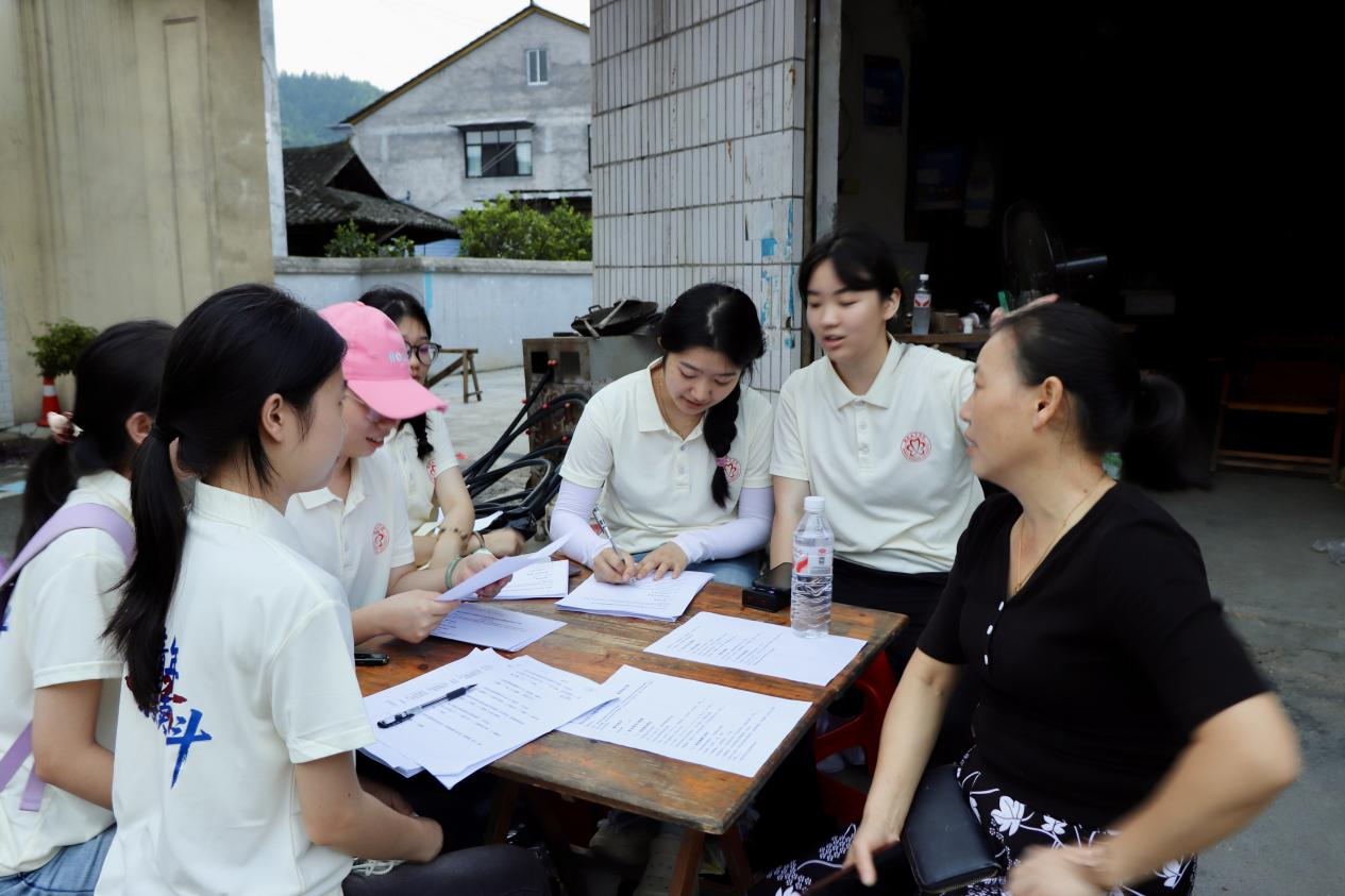 “脚下沾泥”问计民生 “心中沉淀”献策振兴
