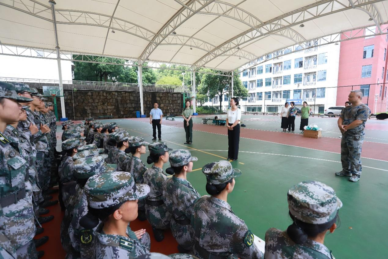 校党委书记段美娟等校领导看望慰问暑期集训教官