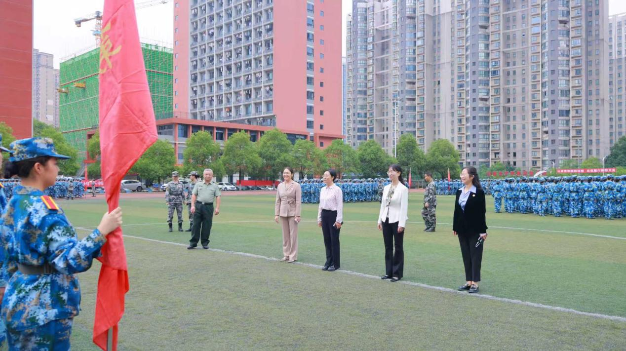 校领导深入军训场地看望慰问2025级新生与教官