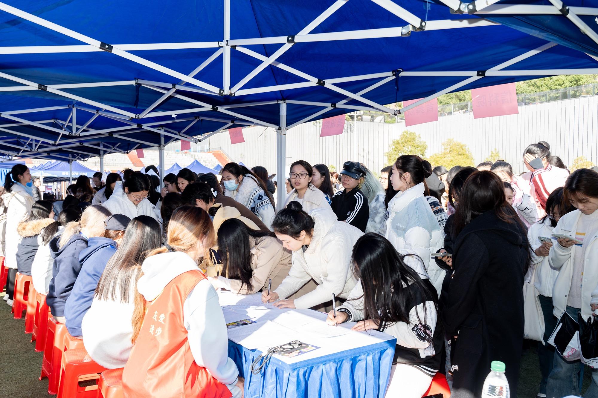 11月28日，“职引未来—2025年全国城市联合招聘高校毕业生秋季专场活动”在我校正式启动