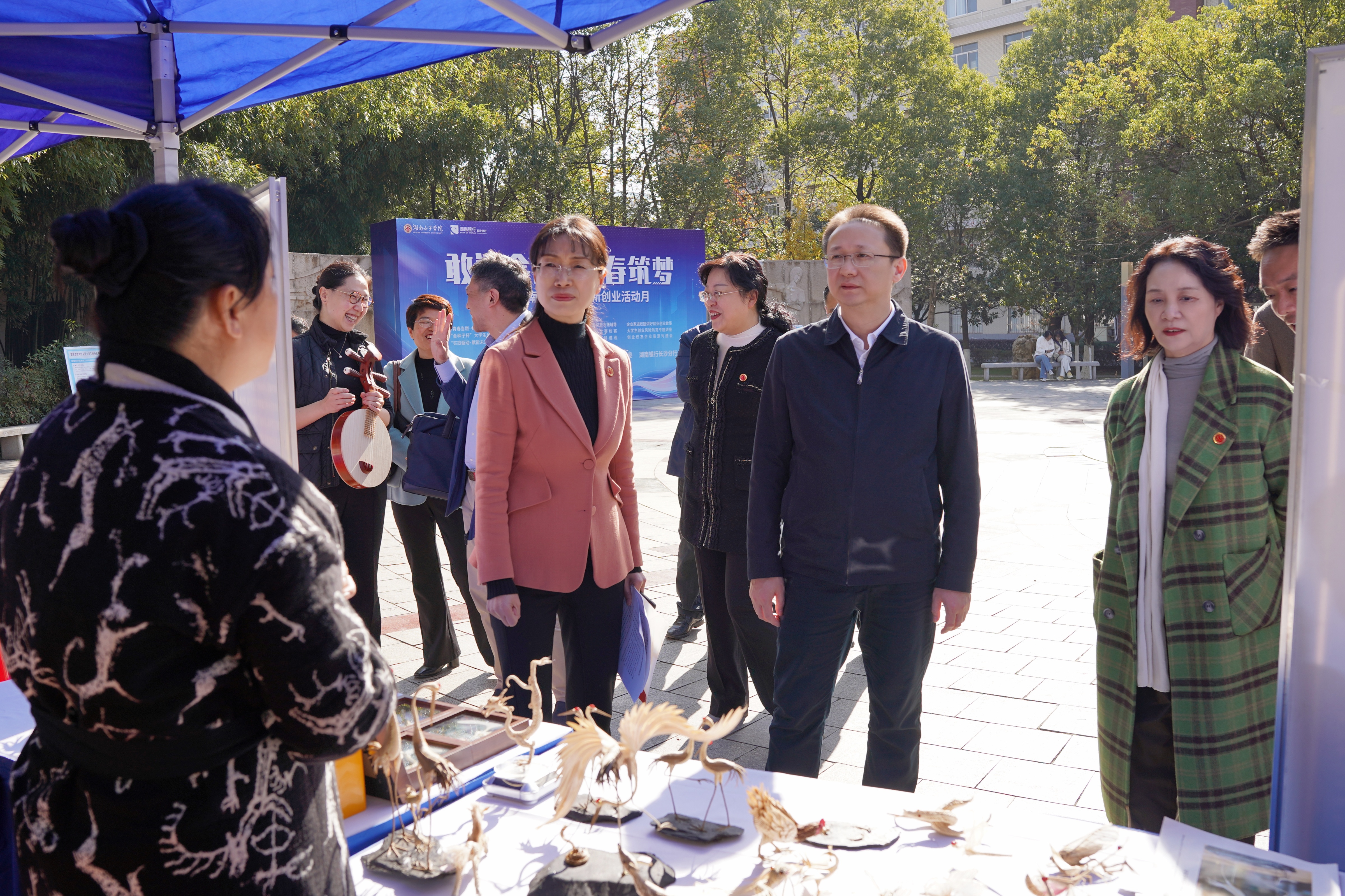 11月29日，省委教育工委委员，省教育厅党组成员、副厅长兰勇一行参观我校大学生创业市集