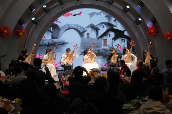 骐骥驰骋迎盛典 琵琶雅韵醉星城——湖南女子学院分团亮相科跑天下跑团马年年度盛典