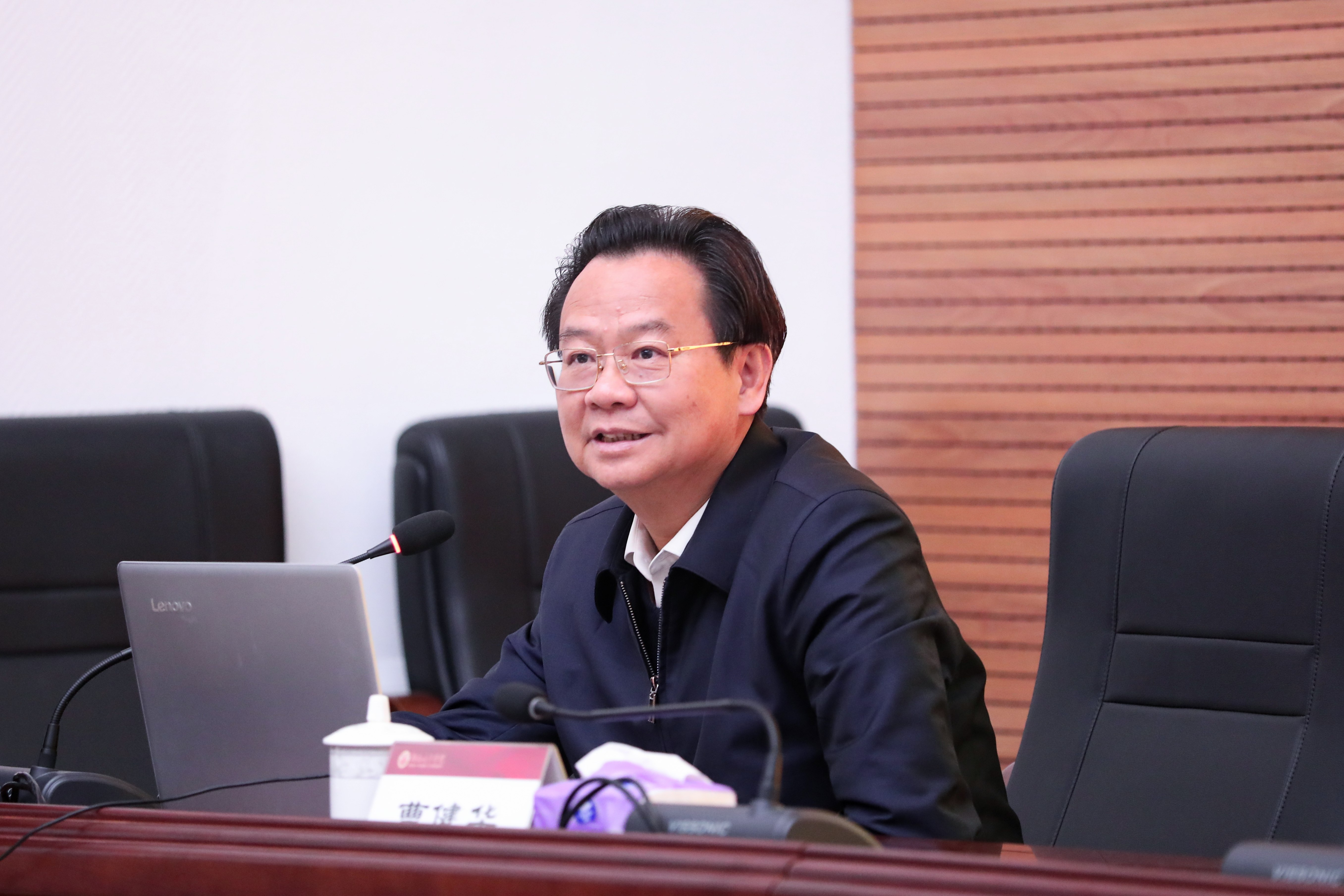 3月20日,湖南省人大常委会委员、财政经济委员会副主任委员、湖南省委党校(湖南行政学院)原常务副校长曹健华教授作《树立和践行正确政绩观》专题辅导报告