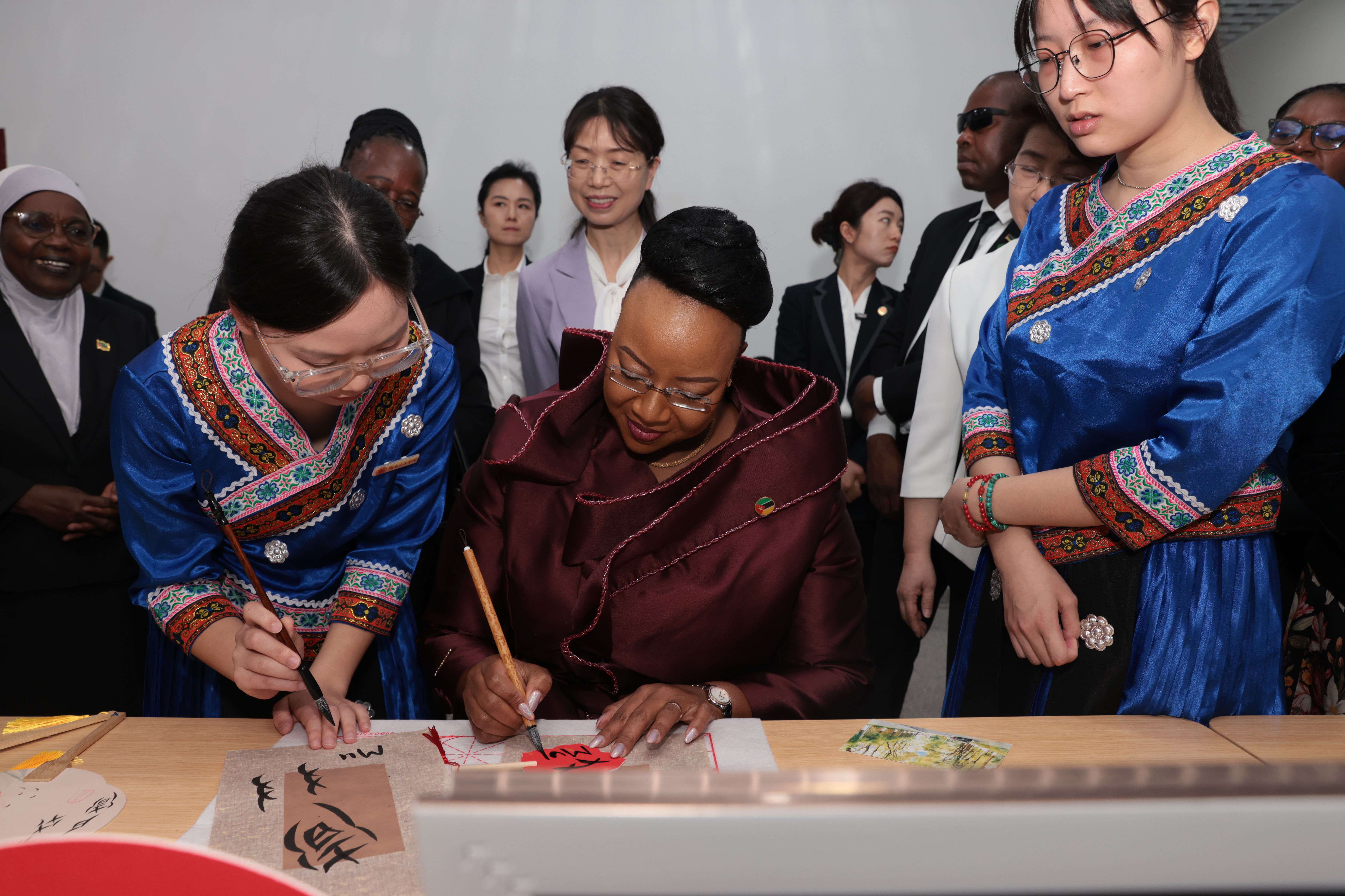 4月17日莫桑比克总统夫人盖塔来我校参访，沉浸式体验女书非遗项目