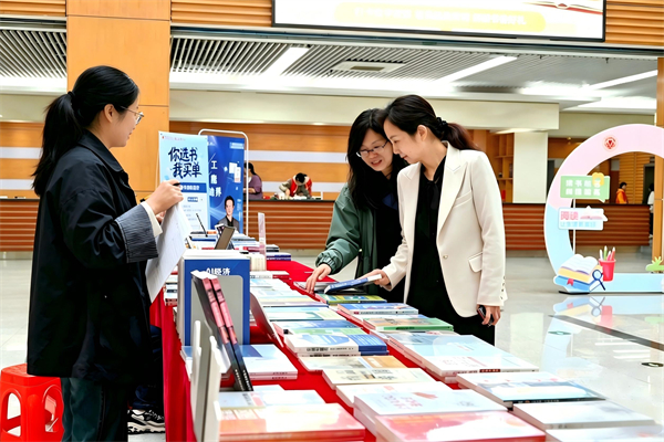 校党委委员、副校长文宁参加图书馆“你选书 我买单”暨读书月数字资源游园会