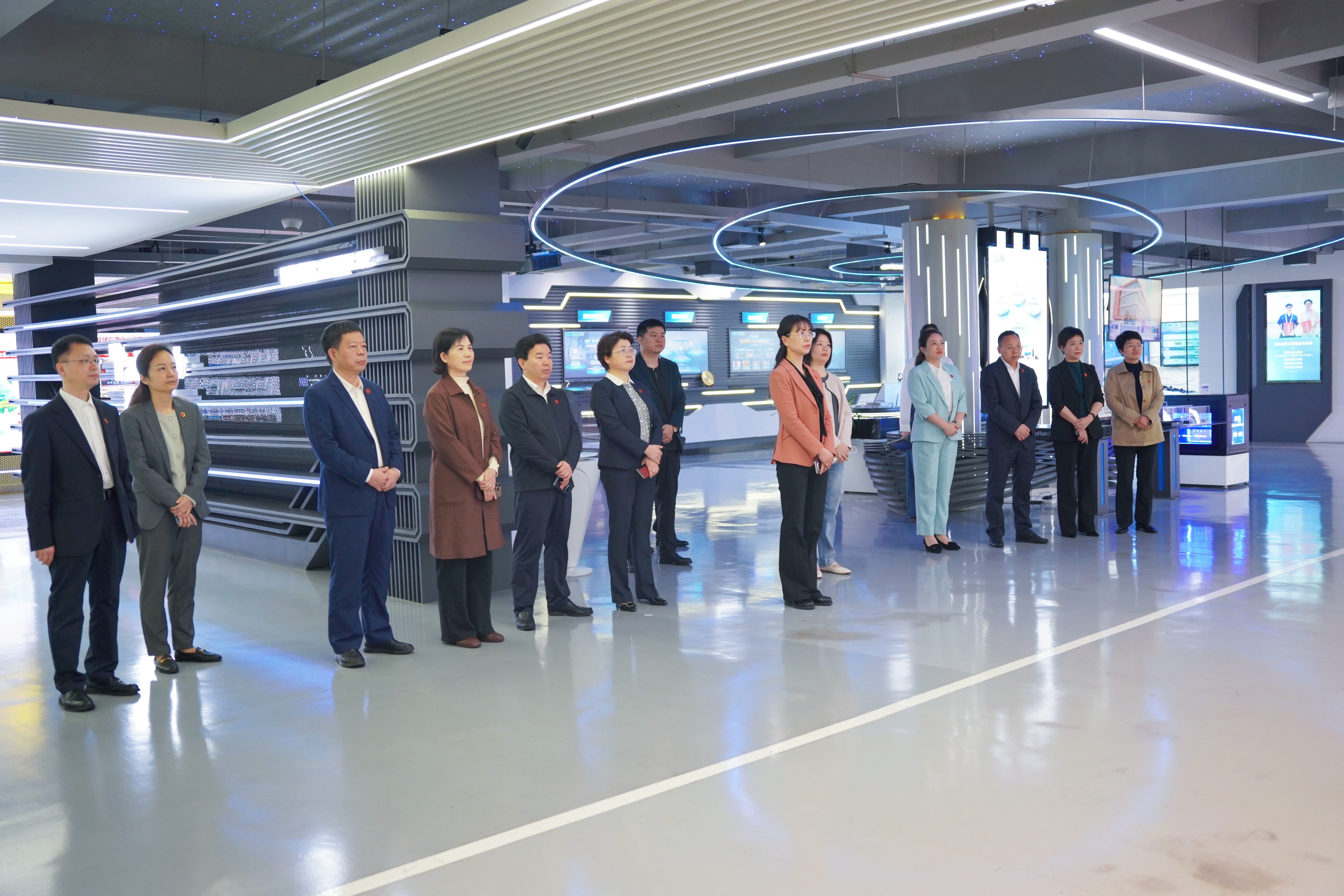4月28日，校党委理论学习中心组第五次学习会深入企业开展实地研学