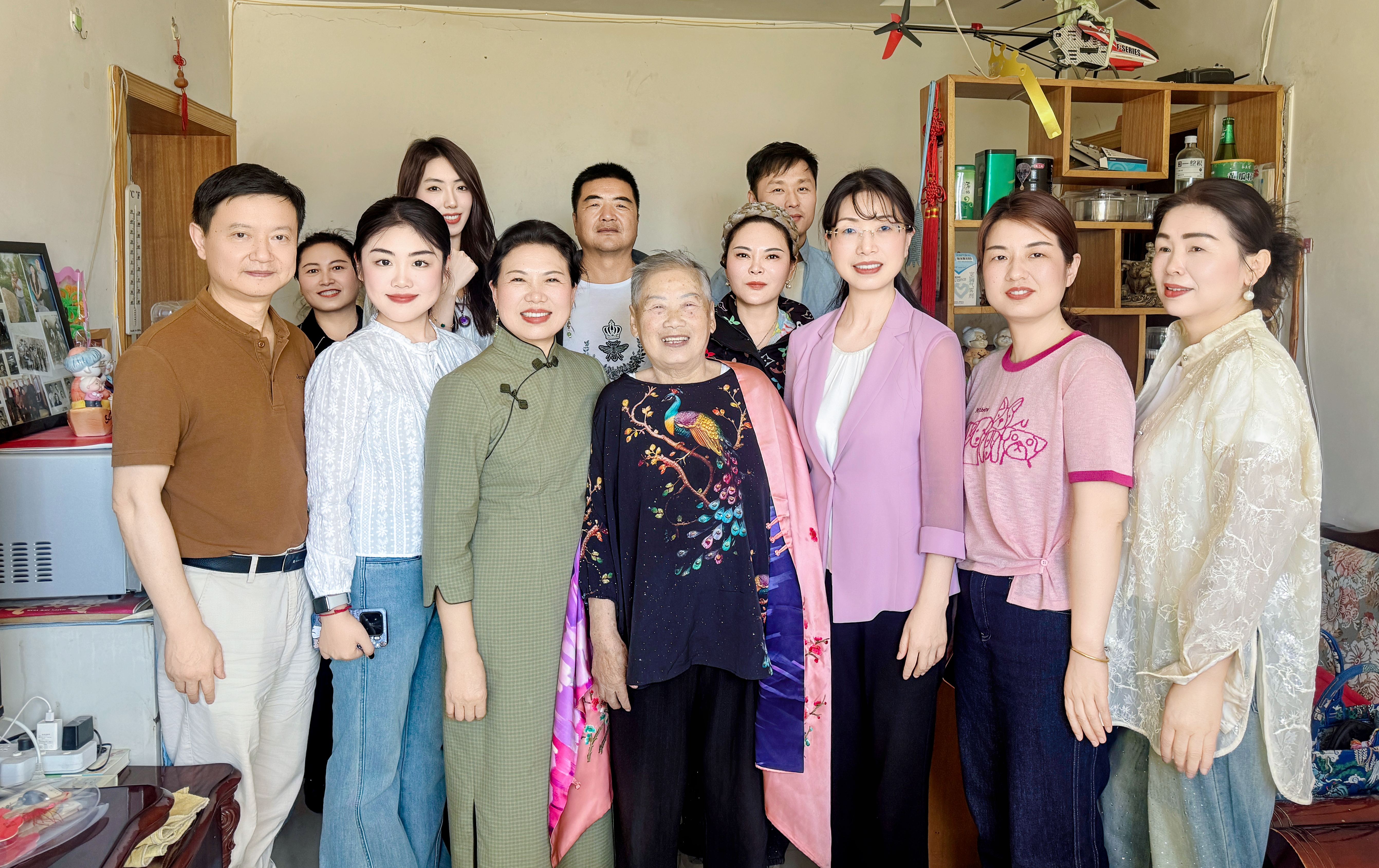 5月18日，校党委书记何旭娟率师生代表与援疆湘女吴国华妈妈及家人共度中华母亲节