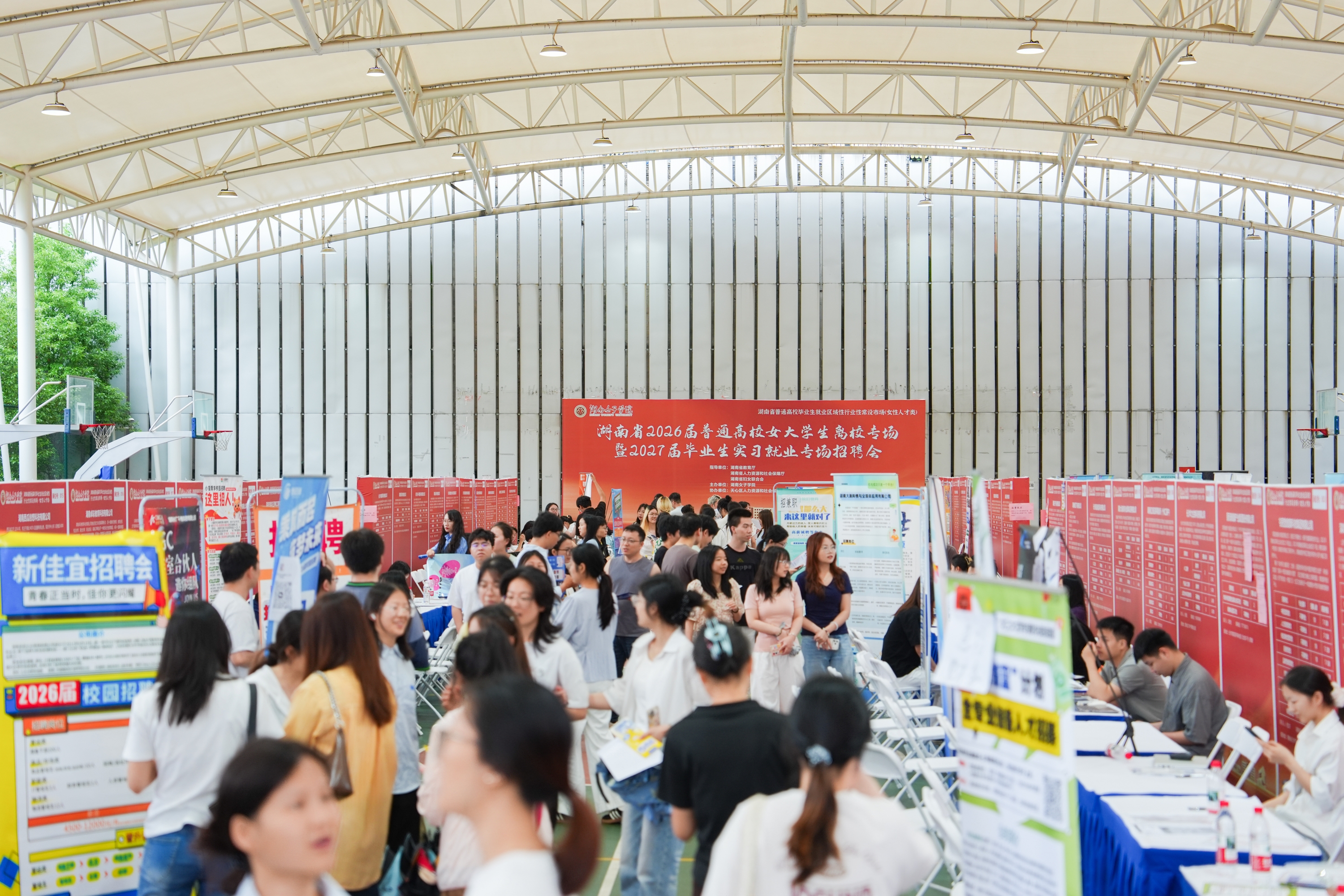 我校举办实习就业专场招聘会 百余家优质单位入校揽才