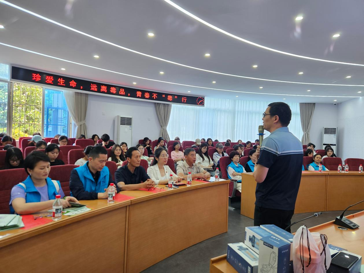 筑牢校园禁毒防线 守护青春无毒绽放 ——“麓山枫禁毒活动”走进