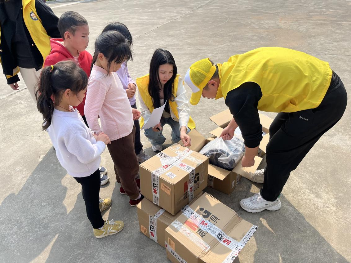 党建引领暖童心 校地携手助振兴——湖南女子学院社会发展学院赴熟坪社区开展主题党日活动