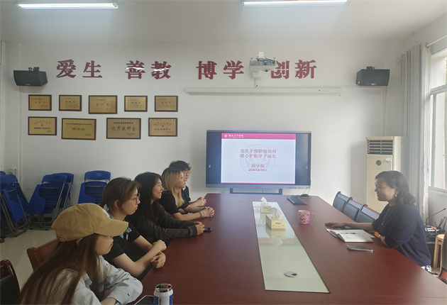 “先做再说”：一场关于成长与未来的真诚对话—商学院开展中层党员干部与结对学生寝室座谈会