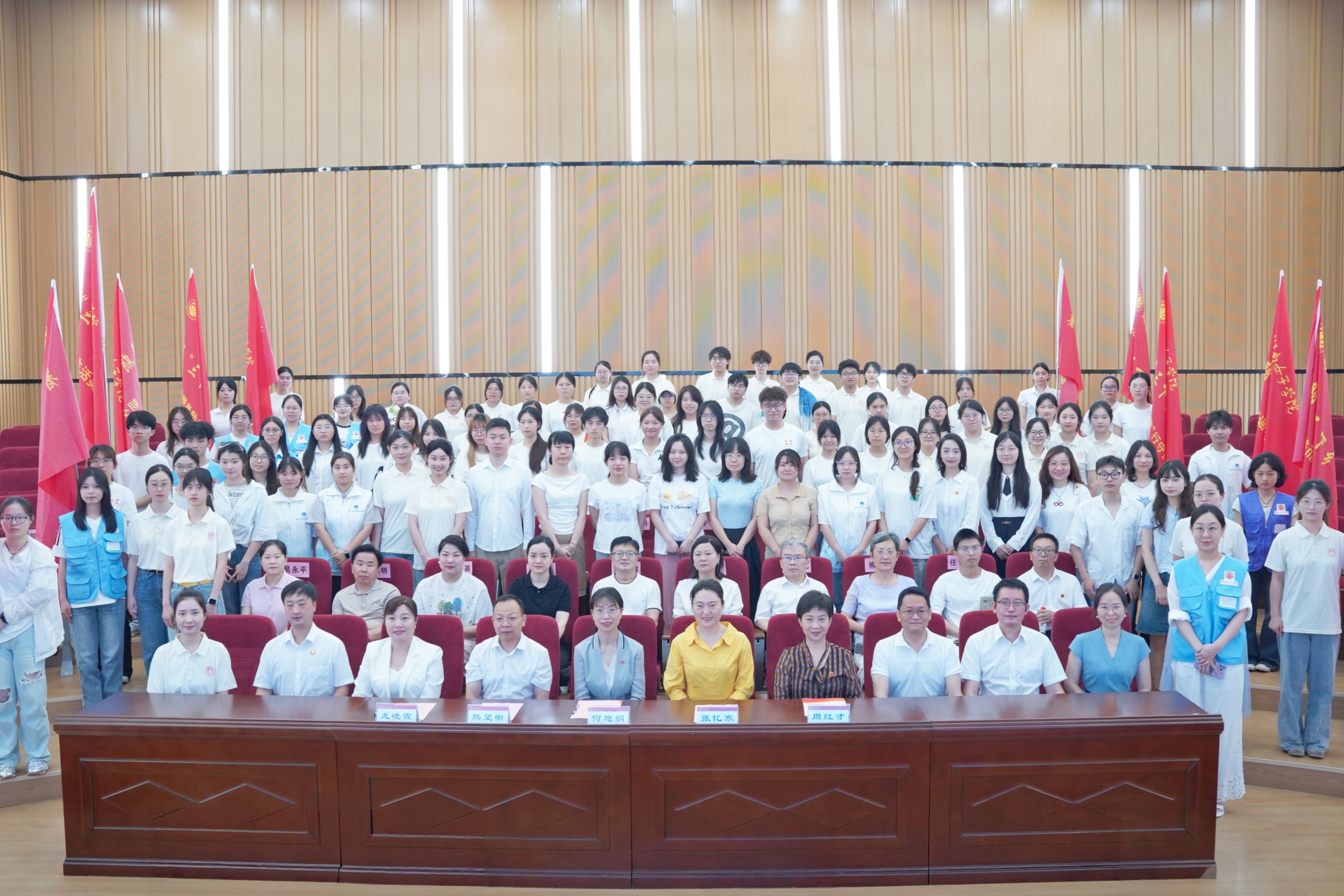 7月9日,我校举行《习近平走进百姓家》(第二辑)读书宣讲暨2026年大学生暑期“三下乡”社会实践活动启动仪式