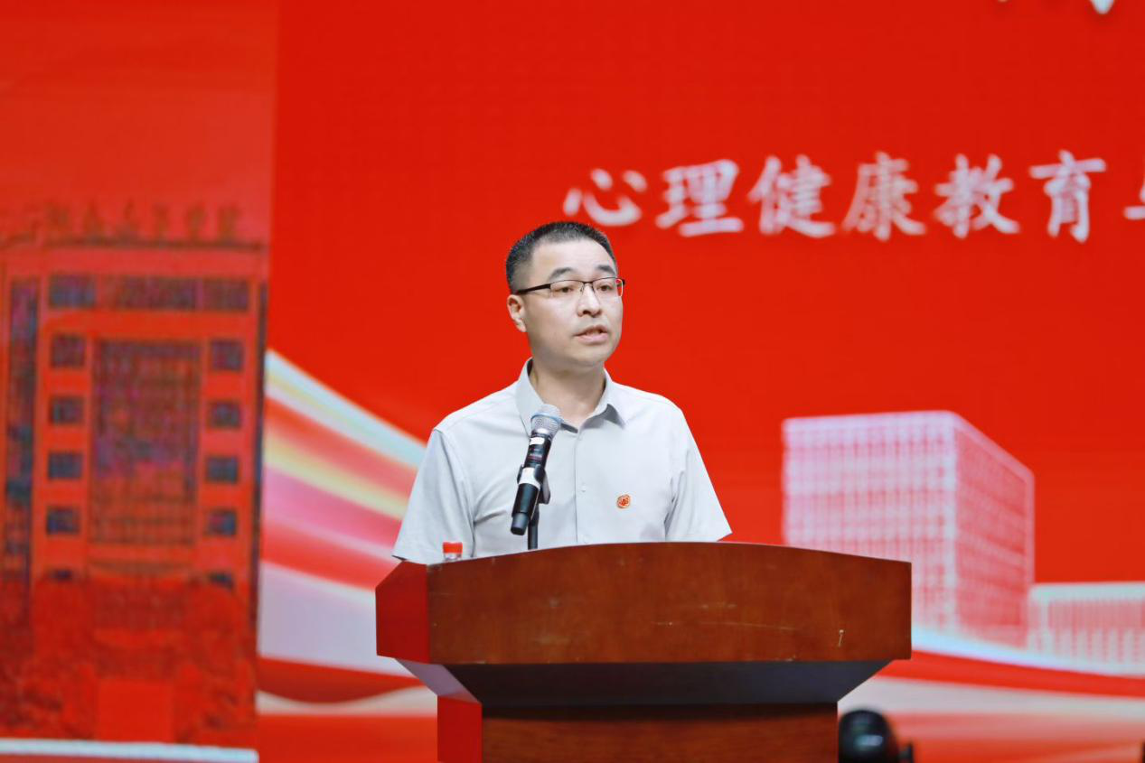 湖南女子学院陈志坚荣获“师德标兵”称号： 十八载坚守，做学生